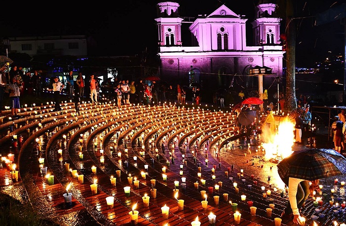 En Colombia se inicia oficialmente la Navidad con la celebración de la Noche de las Velitas. Foto: Redbus.