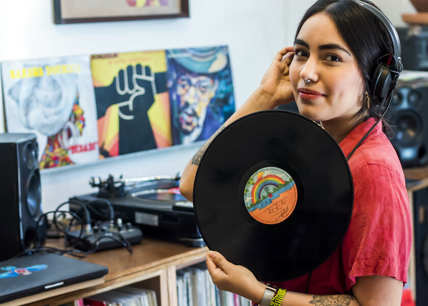 Cami Layé Okún, la DJ que explora la tradición cubana en los discos de vinilo