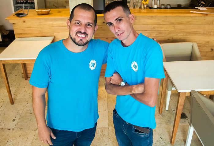 Alejandro Pérez y Juan José Puerto lideran Dataplus, un negocio que adapta Internet de las Cosas en Cuba. Foto: Abel Rojas / PanamericanWorld