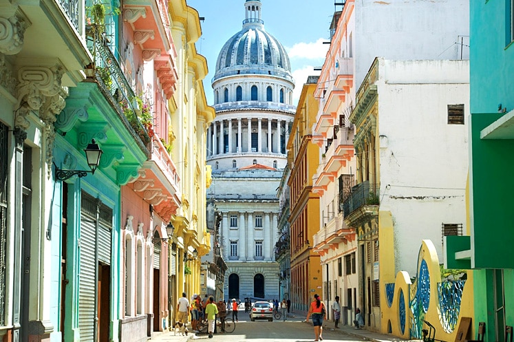 Un paseo por las calles adoquinadas de La Habana Vieja es como dar un salto al pasado para descubrir la rica historia y cultura de la isla