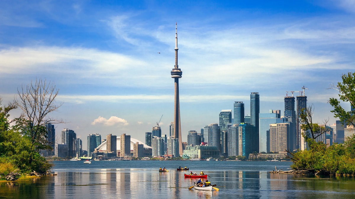 Ontario offers the cosmopolitan and urban atmosphere that identifies one of the main cities on the face of earth: Toronto.