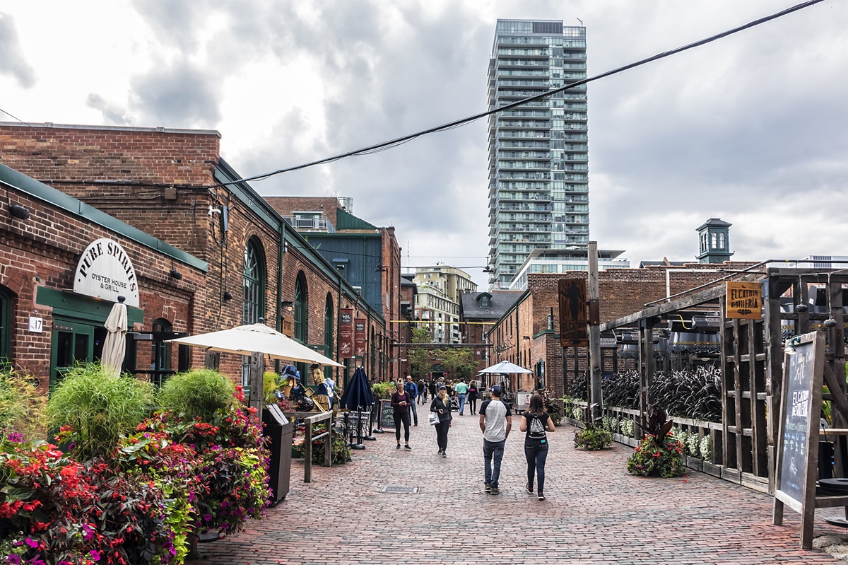 Toronto’s Distillery District is a sophisticated neighborhood that comprises numerous cafes, restaurants, art galleries and fashion stores