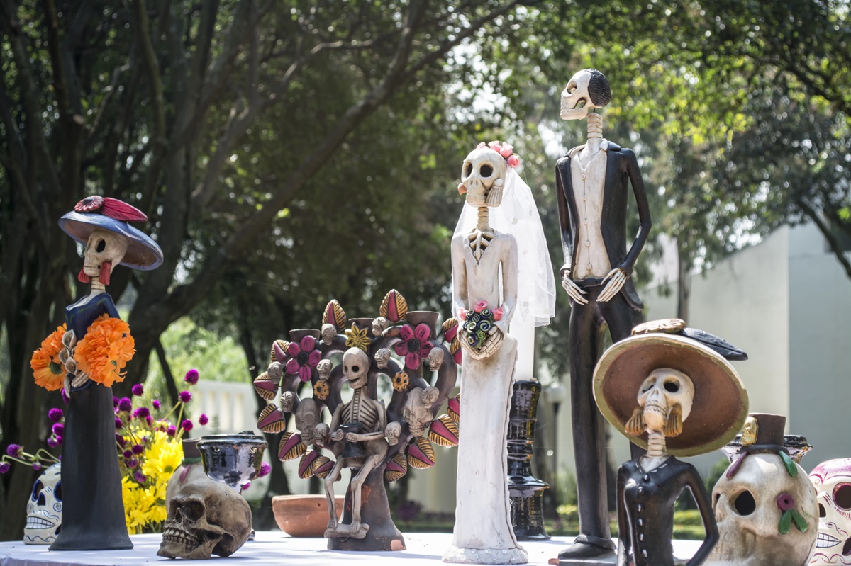 Day of the Dead is a celebration that extends throughout Mexico and other Latin American countries. For Mexicans, it is a very important date in which visits are made to cemeteries, offerings and altars are created.