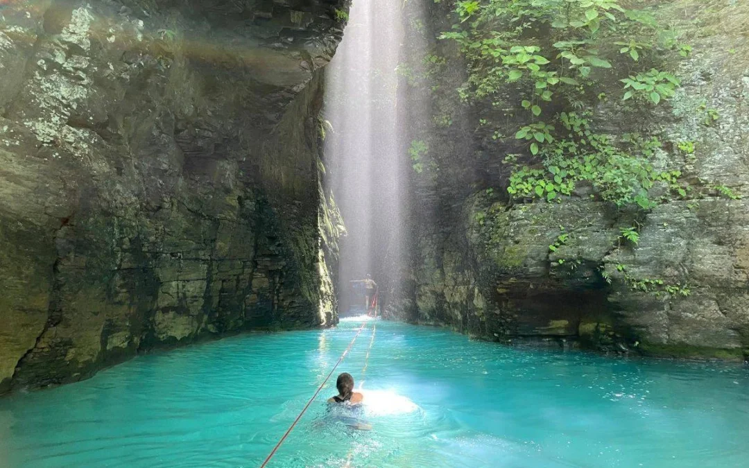 Explore Guanacaste’s hidden side through wild waterfall hikes, from the turquoise La Leona canyon to rainforest trails near Rincón de la Vieja. Foto: Rincon de la Vieja National Park Website