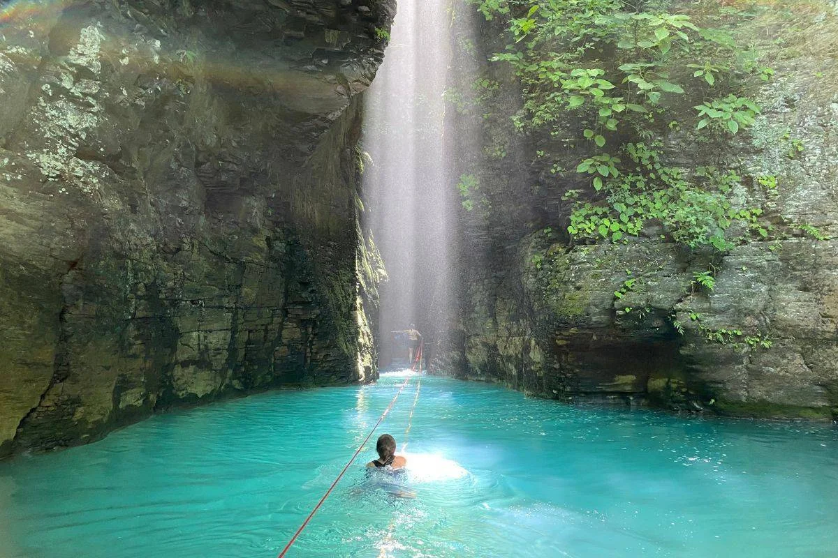 Explore Guanacaste’s hidden side through wild waterfall hikes, from the turquoise La Leona canyon to rainforest trails near Rincón de la Vieja. Foto: Rincon de la Vieja National Park Website