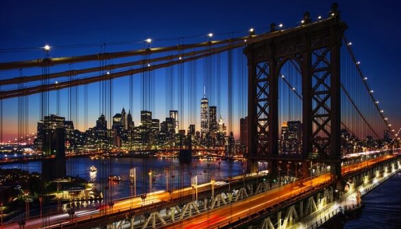 Uno de los puentes más famosos de Nueva York es el de Brooklyn. Por sus 1.825 metros de largo circulan, a diario, más de 100.000 vehículos.