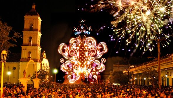 Las parrandas de Remedios son una de las fiestas populares más conocidas en Cuba y una de las tradiciones navideñas que ha perdurado en el tiempo. Foto: Taino Tours