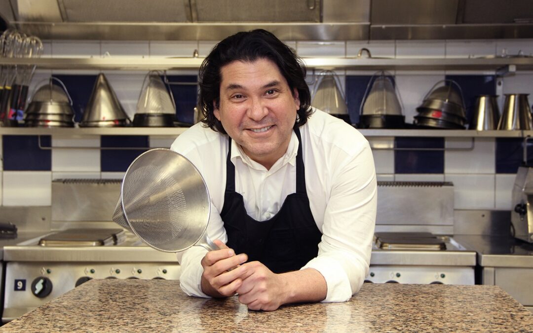 El chef peruano Gastón Acurio ha demostrado que la cocina es una industria creativa que alimenta el alma y la cultura de América Latina.