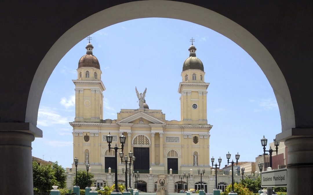 Con su rica herencia afrocubana, música contagiosa y gente amigable, Santiago de Cuba es un lugar que no te puedes perder en tu viaje a la isla.