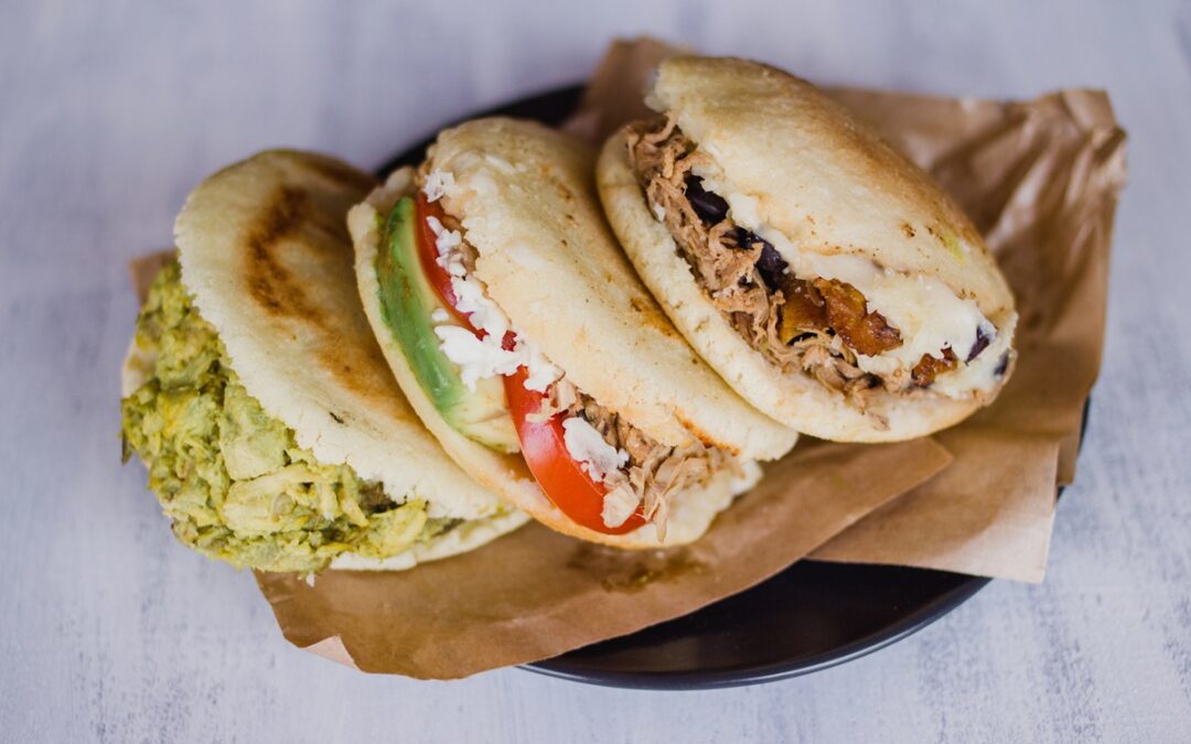Explora los irresistibles sabores del Caribe en este viaje culinario. Descubre platos icónicos de varios países