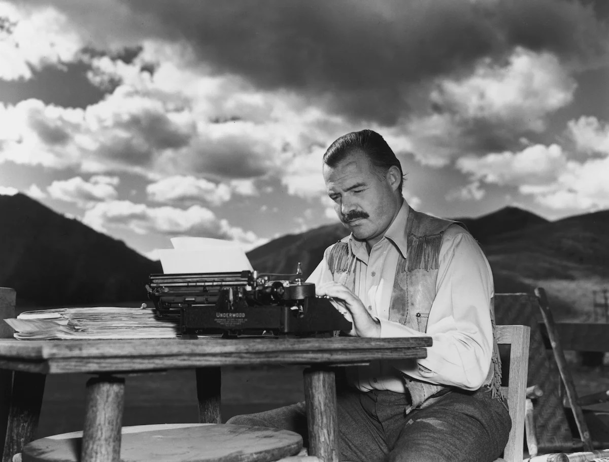 Ernest Hemingway encontró en Cuba su refugio, su musa y su hogar. Aquí escribió varias de sus obras más célebres