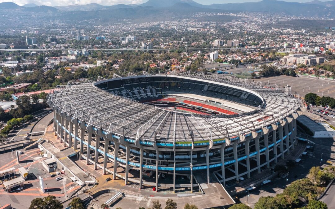 Desde las imponentes instalaciones del Estadio Azteca hasta los modernos recintos de Guadalajara y Monterrey, México se prepara para recibir la Copa Mundial de fútbol 2026