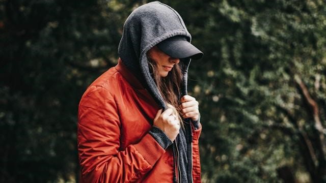 Las sudaderas para mujer se han convertido en una prenda esencial en el armario de cualquier persona
