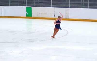 Cómo se mantiene el equilibrio en las piruetas con cambios de postura en el patinaje artístico